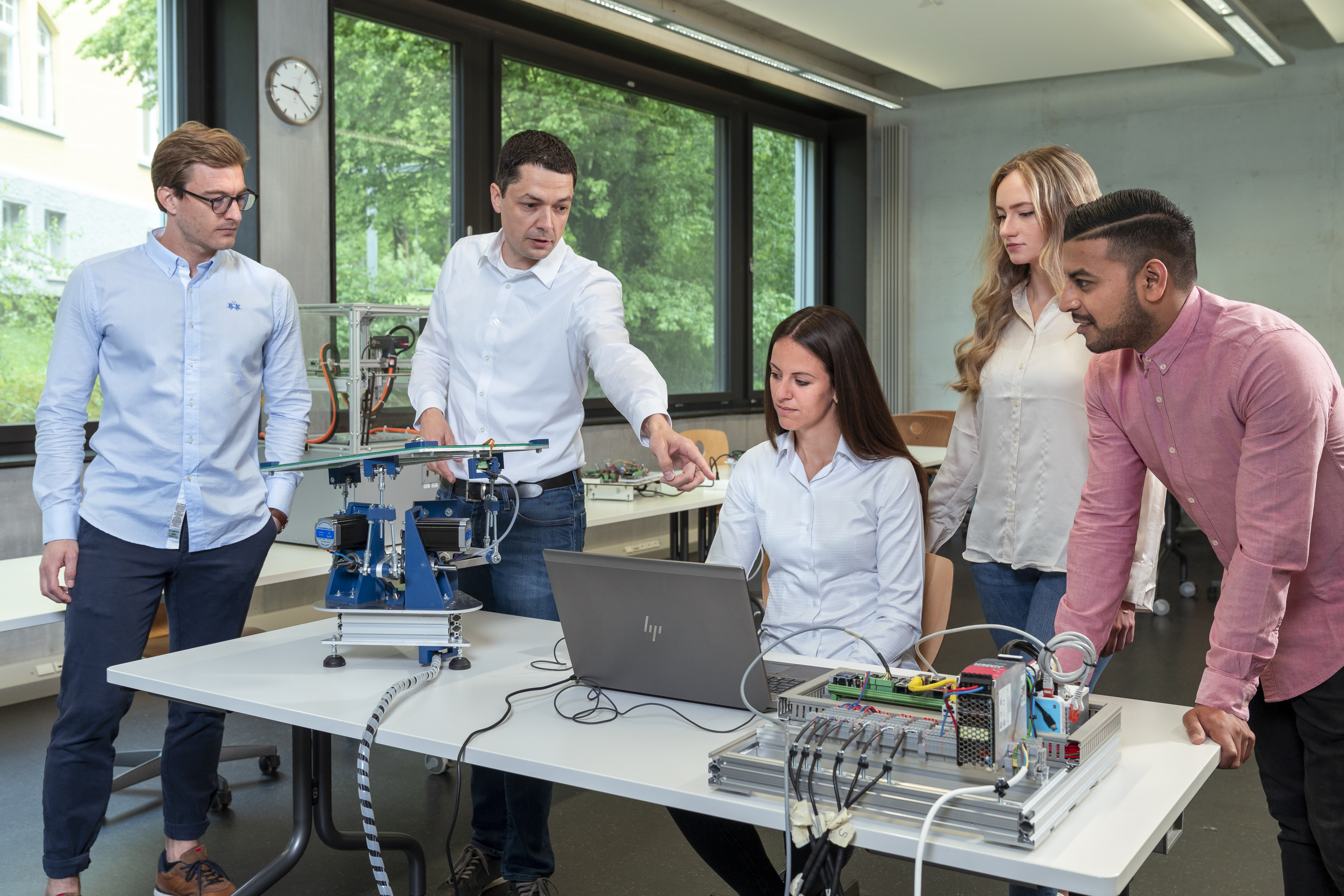 ABB TS - Studierende Gruppe mit Modell